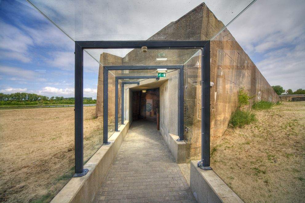 Glazen tunnel waarop gedicht zal worden geplaatst.